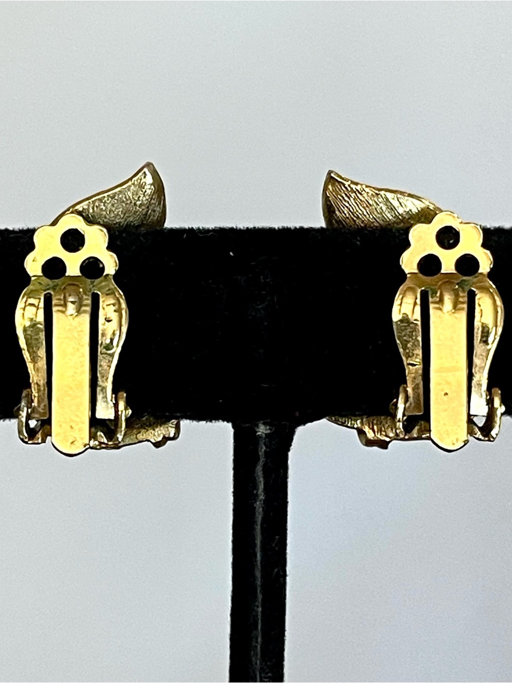Vintage White Enamel Leaf Gold Tone Clip On Earrings Textured Retro Shabby Chic - Picture 5 of 8